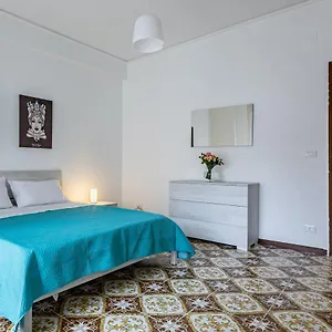 via-libert-roomy-apartment-with-jacuzzi.palermohotels.org/