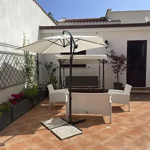 villa-delle-magnolie-quite-place-next-to-the-sea.palermohotels.org/